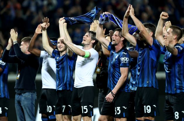 Serie A BERGAMO, ITALY - MAY 09: Marten de Roon of Atalanta BC celebrates with the fans alongside teammates after the team's victory and reaching the UEFA Europa League Final following the UEFA Europa League 2023/24 Semi-Final second leg match between Atalanta BC and Olympique de Marseille at Stadio Atleti Azzurri d'Italia on May 09, 2024 in Bergamo, Italy. (Photo by Marco Luzzani/Getty Images)